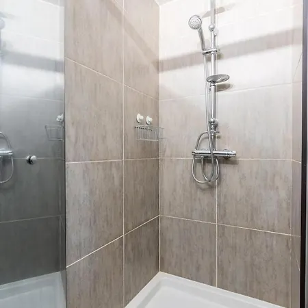 Apartment Spacious W Private Parking In Old