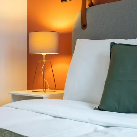Apartment Spacious W Private Parking In Old